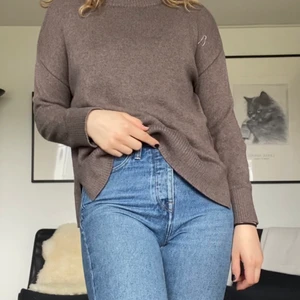 Stickad tröja från Newport - Säljer denna fina stickade tröja som ej kommer till användning. Tråden på bilden är inget från tröjan utan från påsen den låg i 💝 Säljer pga. flytt ☺️ Mina mått hittar ni i min profil om ni är osäkra om plagget kommer att passa er! ❤️