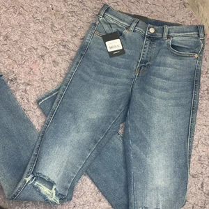 DRDENIM JEANS - ett par högmidjade drdenim jenas, aldrig använt. Det är M men sitter som S