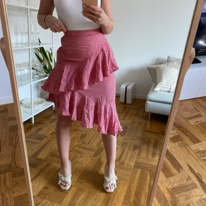 Rutig volangkjol från NAKD - Strl 34 och säljes då den tyvärr blivit för liten :( 