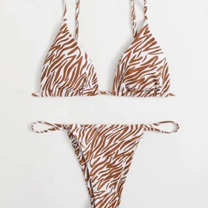 Bikini med zebra print  - En superfin oanvänd bikini i strl S. Säljer då den tyvärr  var lite liten på mig. Zebramönster och höga trosor! 