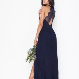 Balklänning  - Säljer min super söta balklänning som jag hade i 9:an från Nelly. Använt endast 1 gång. Pris kan diskuteras💞💞