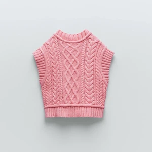 Stickad väst från Zara - Säljer min rosa stickade väst som är slutsåld på Zara! Pågrund av att jag inte fått användning av den, alltså nyskick. Storlek S men passar xs-m skulle jag säga. Köp direkt för 220kr inklusive frakt! Fler intresserade buda :) och skriv privat om ni vill ha egna bilder eller har några frågor.
