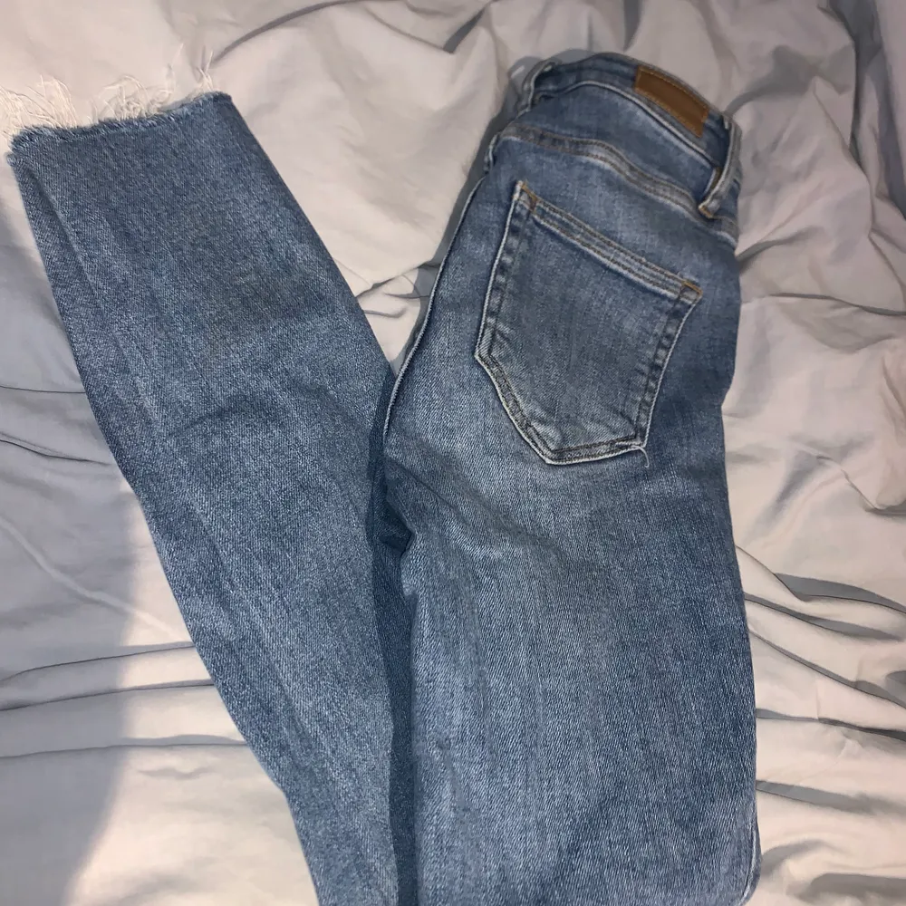 Jättefina jeans från Bik Bok💜jag är 1,64 cm. Jeans & Byxor.