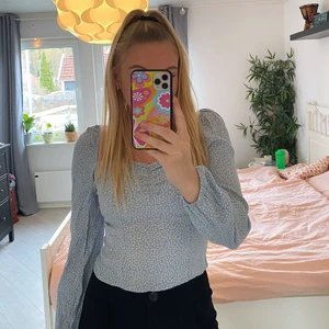 Blommig blus  - Säljer en blommig blus. Använd enstaka gång så fint skick!💙 köpare står för frakt 