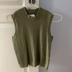 Zara topp - Säljer mitt jätte fina zara linne som tyvärr inte kommer till användning. Endast använd någon enstaka gång så därför är den i nyskick.😁🥰🤩