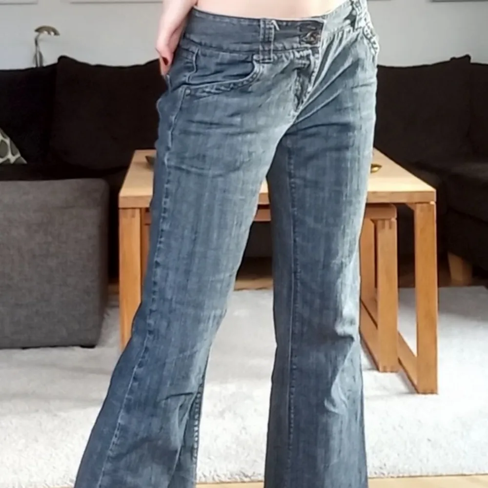 Såå fina gråq lågmidjade y2k jeans💞 saknar en kapp men är annars fläckfria💖. Jeans & Byxor.