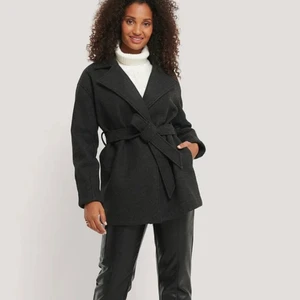 Kort Kappa - Säljer min kort kappa i ullbladning från Nakd, fint skick! Säljer då den inte har kommit till användning. Är 174cm. Original pris 799kr. Mitt pris 450kr + frakt