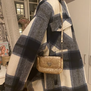 Axelväska - Säljer denna söta, glittriga och trendiga axelväska från H&M:)