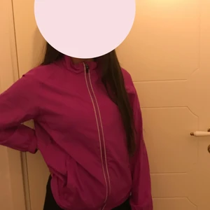 Tränings jacka - Säljer den här fina tränings jackan i lila från FRANK SHORTER❤️