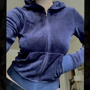 Juicy Couture kofta hoodie tröja - Mörkblå superfin juicyhoodie med detaljer på ryggen. Inga avskavningar på det karakteristiska J-et i dragkedjan. Storlek L men passar en s/m med.