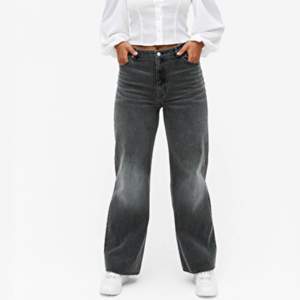 (Första bilden är lånad) Säljer mina jättefina jeans från Monki i storlek XS som är lite gråaktiga. Älskar dessa jeans men dom har tyvärr blivit för små för mig