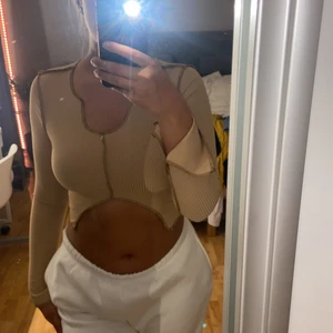 Beige trendig tröja - Säljer min beigea tröja från shein, jättefina bruna sömmar med slits ärmarna och fin urringning, aldrig använd, köparen står för frakt