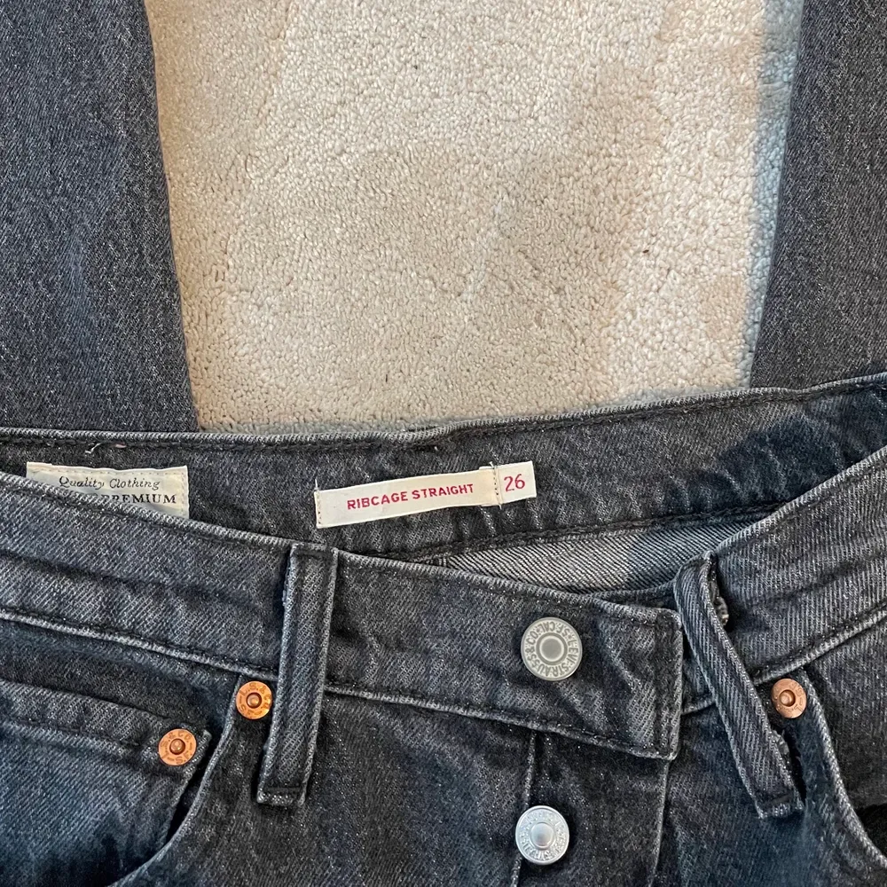 Gråa Levis jeans i modellen ribcage straight i storlek 26🥰 350kr+frakt💕. Jeans & Byxor.