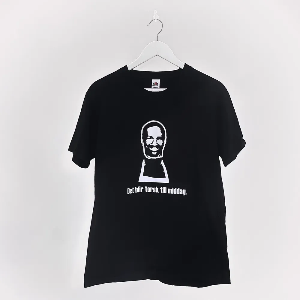 NO FRICTION är ett UF företag som fokuserar på att designa tryck med ironi och kritik som berör moderna och nutida samhällsfrågor. . T-shirts.