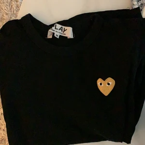 Commes des garcons  - Svart T-shirt från CDG (Commes des garcons) i storlek M men skulle mer säga att den passar en S. Köpt på NK i Göteborg, väldigt fint skick!