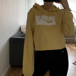 Nike hoodie - Gul Nike hoodie i strl S. Använd 1 gång. Frakt tillkommer!