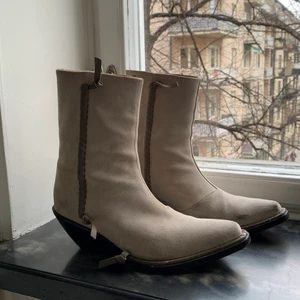 Supercoola boots i beige mocka från Acne - Köpta förra året, men säljer pga för små. Slitningar i svart vid tån, trots använda få gånger. Går att ta bort hos skomakare! 