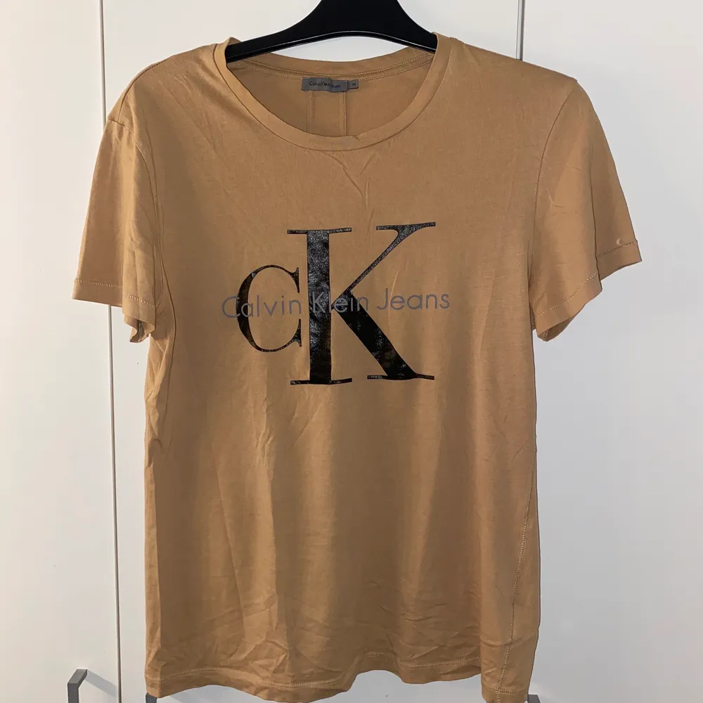 Calvin Klein t-shirt som jag köpte från Plick. Den är L men känns mer som en M. Köparen står för frakten.. T-shirts.