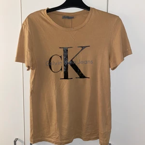 Calvin Klein - Calvin Klein t-shirt som jag köpte från Plick. Den är L men känns mer som en M. Köparen står för frakten.