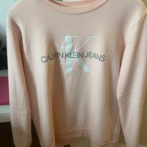 Calvin klein sweatshirt - Ljusrosa färg i Strl S, bra skick. Köparen står för frakt