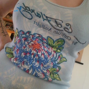 Ed Hardy linne strl. M - Ljusblått äkta Ed Hardy vintage linne med svarowski stenar och fina färgstarka mönster på både framsidan och baksidan, inköpt i Ed Hardy butiken i Köpenhamn för 10 år sedan, finns inte att hitta nu. 