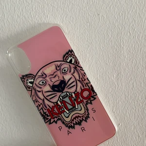 KENZO SKAL - Skal till IPhone X från kenzo, köpt för 500kr, är som nytt! hann endast använda detta två gånger innan ny mobil. 100 inkl frakt osv, kan sänka pris 