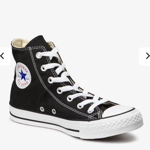 Converse High - Säljer mina höga svarta converse för att dem är för små, andvända ett fåtal gånger och ser ut som nya. Dem är äkta och köpta för 800kr, köparen står för frakten. Kan skicka på posten eller mötas i Sundsvall.