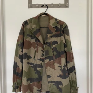 Quatre filles liknade militärjacka  - Hajjj! Säljer min quatre filles likande jacka. Den är i storlek L men den passar fint oversized på mig som är 1,70 och har vanligt vis 34/36. Tror jackan passar de flesta! Inga slitningar eller fläckar.🤩🥳