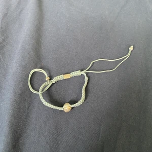 Armband - Aldrig använd. Justerbar storlek. En fin jordglob 