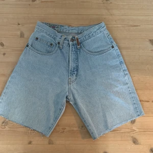 Ett par vintage storts☺️ - Ett par ljusblåa shorts från 90 talet. Dom är högmidjade och lite längre vid benen☺️ skriv om du vill ha mått eller något annat du undrar över❤️❤️