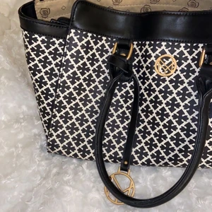 Mönstrad väska - Mönstrad rymlig väska, minns inte märket men den är använd ett fåtal gånger så är absolut inte sliten