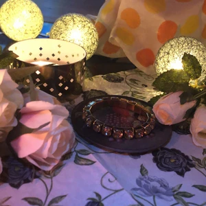 Armband guldfärgad  - En töjbar guldfärgad armband med vita diamanter 