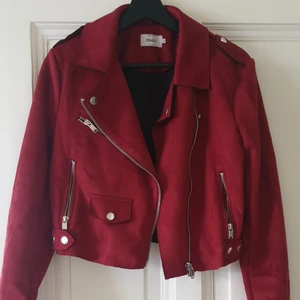 Jacka + kjol - Vinröd jacka + kjol från märket Only. Fint skick, använd endast 1 gång! Mockaimitation. Köparen betalar frakt alt kan mötas upp i Göteborg 🥰 