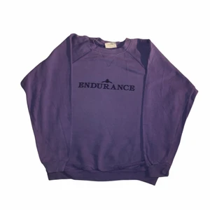 Endurance - vintage sweatshirt - En sweatshirt från 90-talet som har en väldigt cool lila färg som verkligen är eftertraktad. Har även ett fint embroderat ännu mörkare lila tryck. Köpt på tjmaxx som är en amerikansk secondhandbutik 