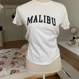 Babytee  - babytee med ”malibu” tryck på. passar strl xs/s/m :)