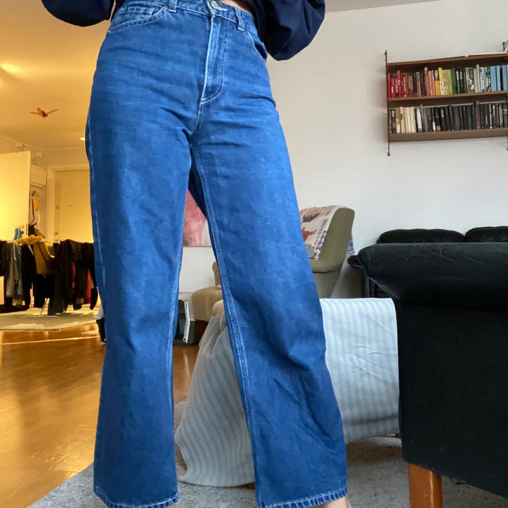 Säljer mina superfina mörkblå jeans från Monki i modellen Mozik. Använda ett flertal gånger men de har inga supertydliga defekter. Nypris: 400kr 🌸  Köparen står för frakten!!. Jeans & Byxor.