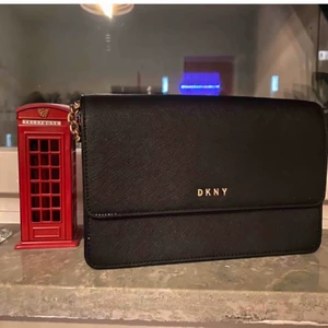 DKNY - 1500 fri frakt