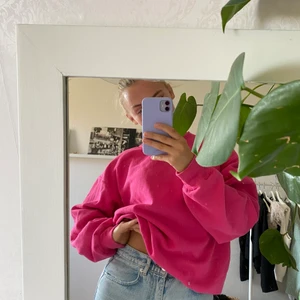 Sweatshirt  - Rosa cool hoodie köpt på second hand, säljer pga inte min färg 🤪
