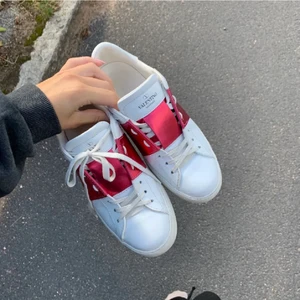 Valentino skor - Funderar på att sälja mina as snygga Valentino skor! De är röd/rosa kan bero lite på i ljuset ser de mer rosa ut! Storlek 37,5 Bra skick bara några få märken   , köptes för 4000kr säljer för 3000kr! Lådan finns tyvärr ej kvar men dust bag medföljer 