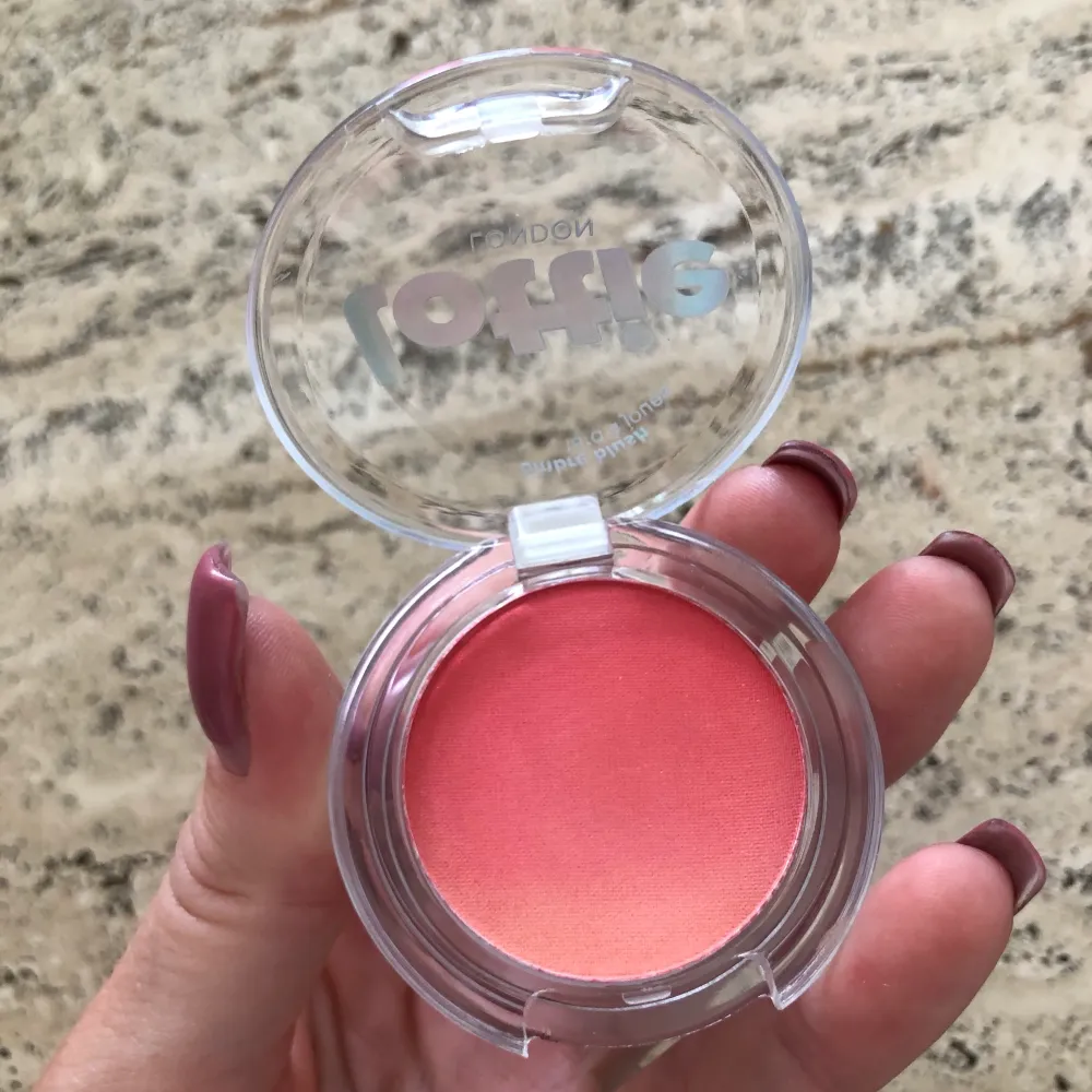 Ombré blush från Lottie London i den superfina färgen ”haze”. Oanvänd, endast swatchad en gång😊. Skönhet.