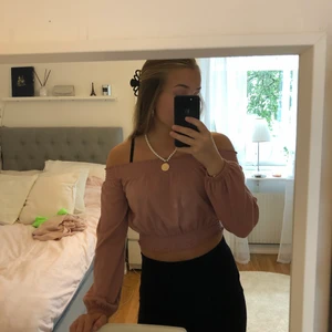 Rosa off shoulder top - Rosa/nude färgad off shoulder topp från HM köpt för nåt år sedan, aldrig använd endast testad. 