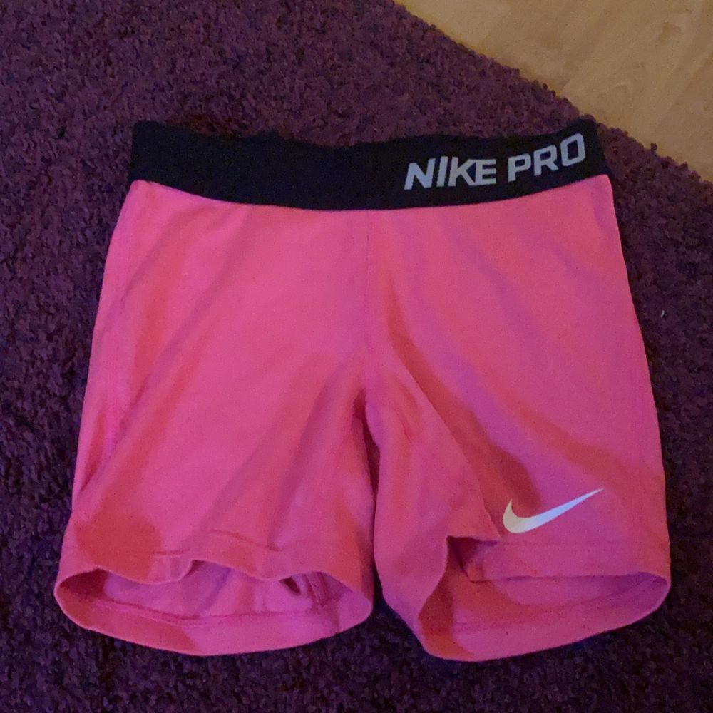 Rosa Nike PRO tränings shorts som knappt är använda. Nypriset är cirka 199 och eftersom att de knappt är använda så säljer jag dom för 150 inklusive frakten. Gratis frakt alltså!. Shorts.