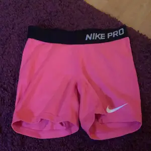 Rosa Nike PRO tränings shorts som knappt är använda. Nypriset är cirka 199 och eftersom att de knappt är använda så säljer jag dom för 150 inklusive frakten. Gratis frakt alltså!