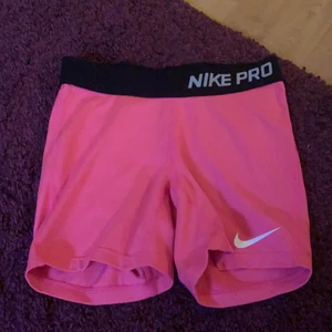 Nike shorts - Rosa Nike PRO tränings shorts som knappt är använda. Nypriset är cirka 199 och eftersom att de knappt är använda så säljer jag dom för 150 inklusive frakten. Gratis frakt alltså!