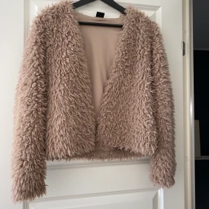 Pälsjacka - Säljer min pälsjacka för att den inte kommer till användning.