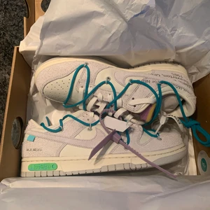 Nike dunk low x Off white loot 36 - Size 43, dswt (helt nya). Buda i kommentarsfältet, köp nu för 3400. Kan mötas upp i Örebro, annars postas skorna spårbart.