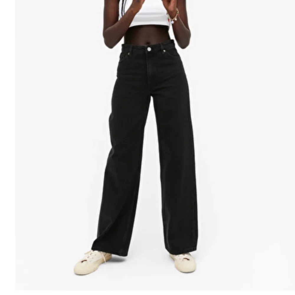 Yoko svarta monki jeans, tvättade ett par gånger då dem börjar tappa färgen tyvärr, säljer för 120kr + frakt💕. Jeans & Byxor.