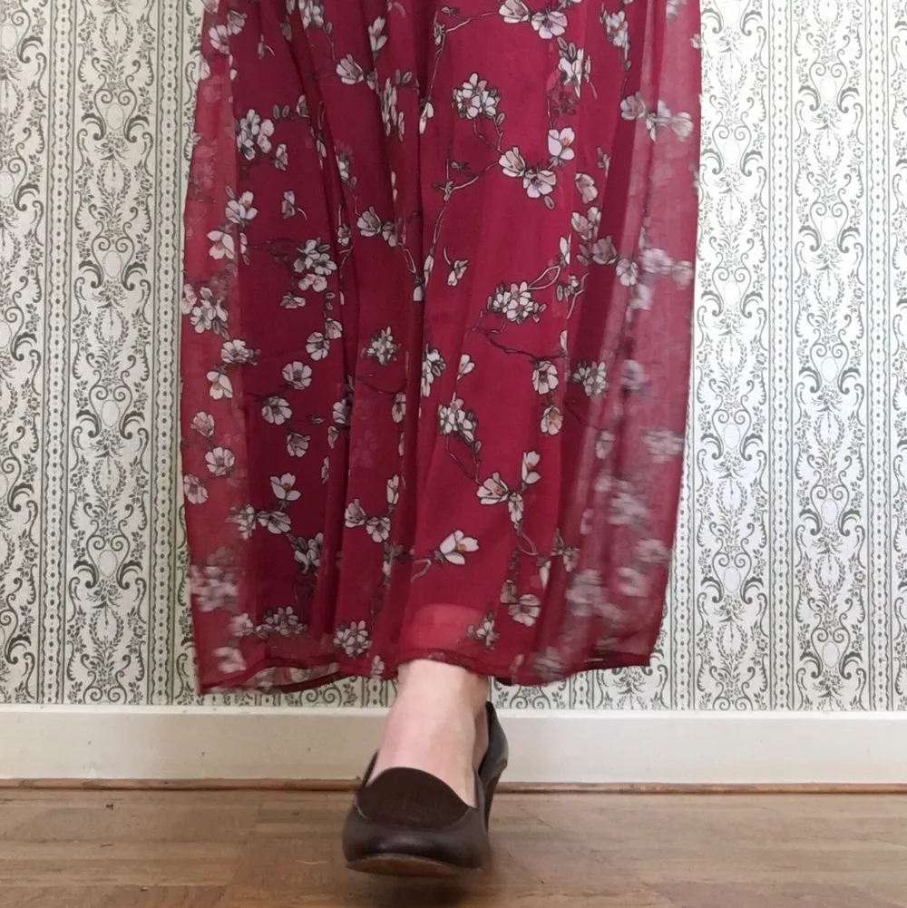 Långklänning från Vera Moda. Använd 2 gånger och i fint skick. 100% polyester. För referens är jag 176 cm.. Klänningar.