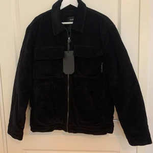 Svart manchesterjacka herr/dam - En helt oanvänd svart manchesterjacka från pull and bear med lapp kvar. Jackan har ett skönt innerfoder av teddymaterial. Storlek Large, har en annan annons med samma jacka i storlek Medium. 