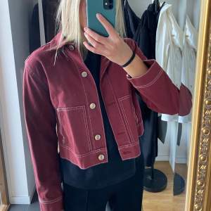 Vinröd jeansjacka i cropad modell, från H&M i storlek S🤍